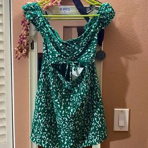 Selling because it’s too small for me but very cute for spring and summer!